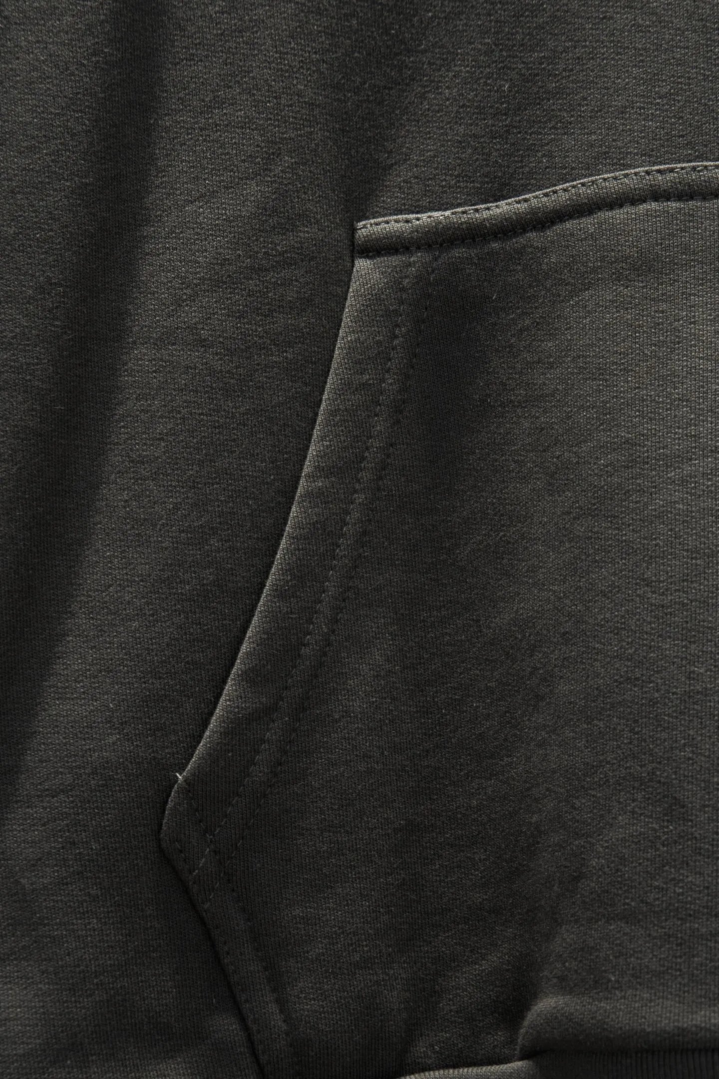 Style number: 5213#P154 🆕Balenciaga 26ss New Arrival open-chest embroidered hooded sweatshirt. The os version is really charming. Balenciaga is also really unique. The new styles of each season are made to the extreme. It is very practical and can be worn casually✔️ - ⚠️100% cotton Made of custom-dyed terry cotton sweatshirt surface, 420g double-ply double yarn, comfortable to the touch. It is made of imported knitting needle carded cotton. The thickness is moderate, drapey and contoured, and the upper body is comfortable! ! It is very tolerant to fat body types and can instantly lose five pounds after wearing it! Front panel #Back panel embroidery elements# The English letters are arranged artistically. Imported Tajima high-density heavy-duty embroidery technology. The fonts are three-dimensional and full. The chest-opening elements are added to the body, which greatly increases the interest of the clothing; unique visual effects. Hem Loose closing Double-layer fabric Good closing effect Exquisite hemming Color: Reactive black High-grade gray Gray white Size: XS-S-M-L